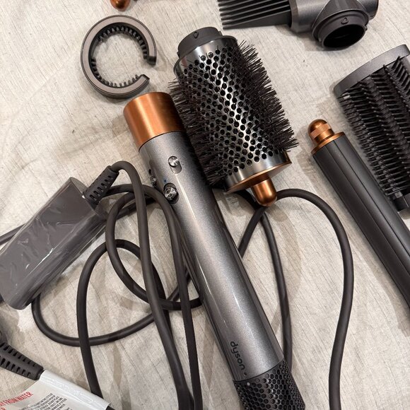 USED ONCE! Dyson Airwrap™ Multi-Styler Complete Diffuse for Curly to Coily Hair - Picture 9 of 9